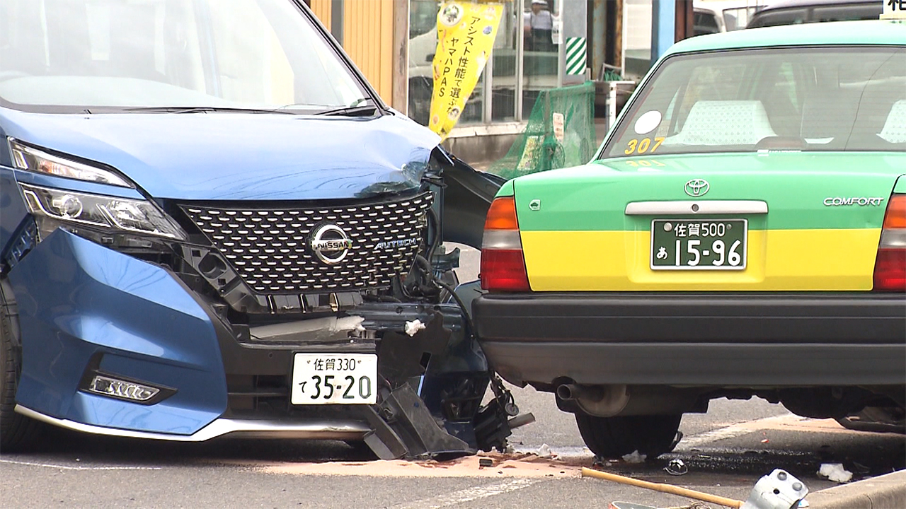 タクシーが歩道に乗り上げ 街路樹をなぎ倒し対向車と衝突 佐賀市 事故車はんてい