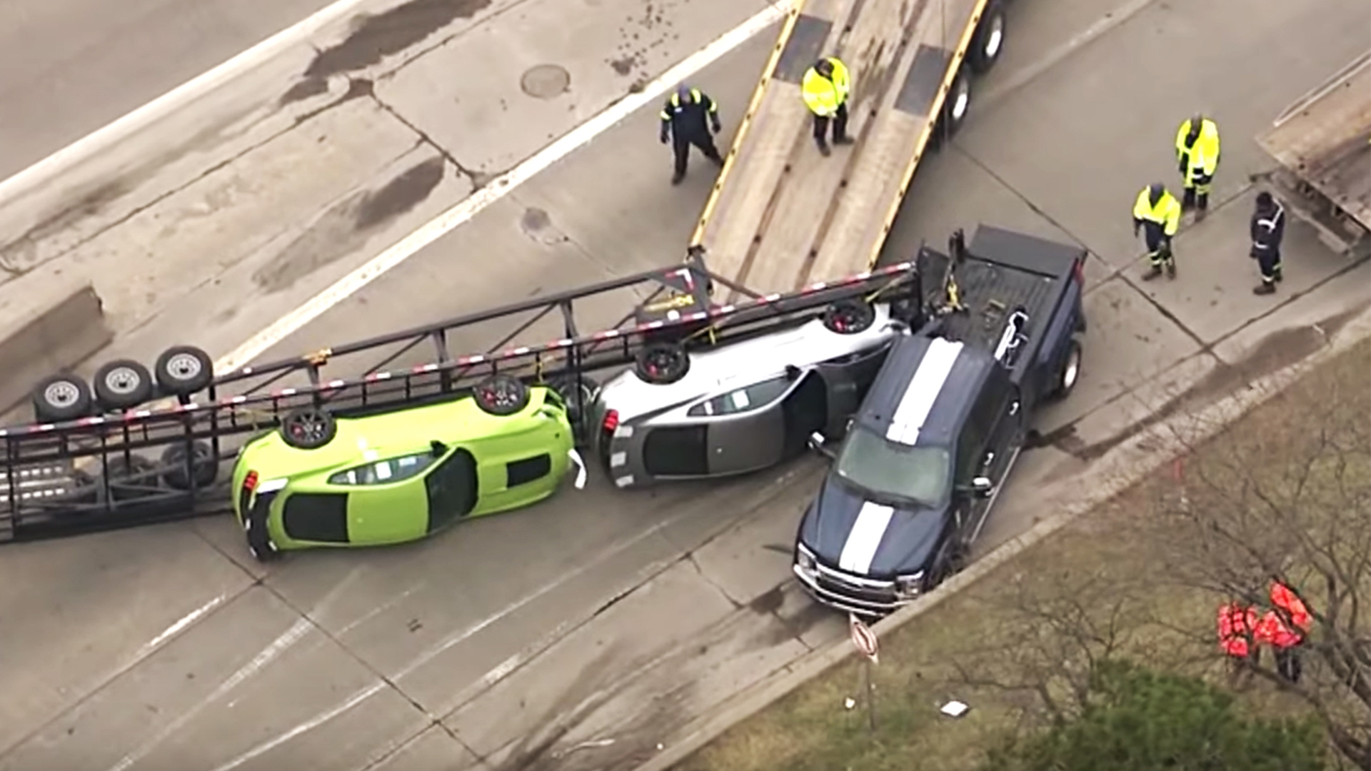 高速道路を走行していた積載車が事故 積み荷だった新車のシェルビーgt500 2台が落下し横倒しに 米国 デトロイト 事故車はんてい